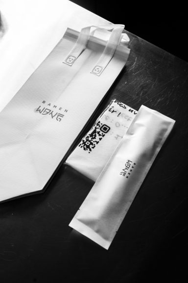 Nos emballages Nos emballages, pour que tout reste bien chaud jusqu’à chez vous, vos ramens sont livrés dans un sac isotherme pratique et élégant