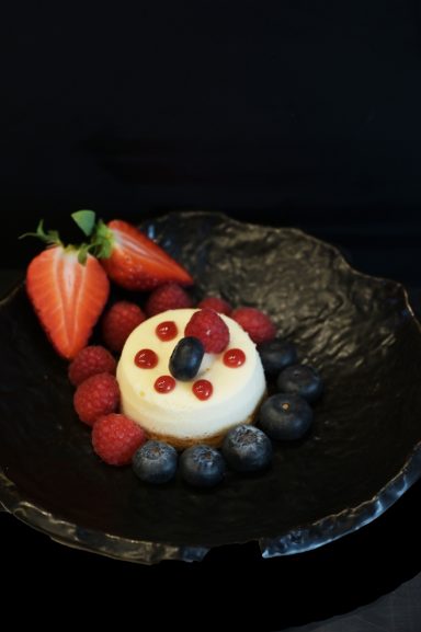 Cheese cake yuzu Cheese cake léger et parfumé au Yuzu, accompagnés par des fruits de saison.